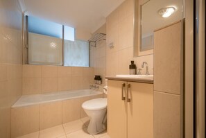 Bathroom - City Park View Apartment - Walk to CBD (Launceston)