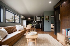 TV - Hilltop Hideaway - Walk to Cataract Gorge (West Launceston)