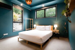 Een strijkplank/strijkijzer, wifi, beddengoed