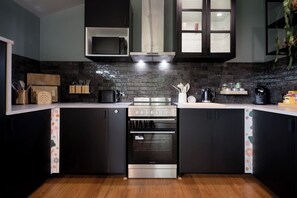 Fridge, microwave, oven, stovetop - Hilltop Hideaway - Walk to Cataract Gorge (West Launceston)