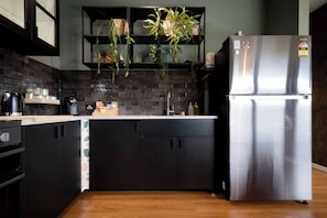 Kühlschrank, Mikrowelle, Ofen, Herdplatte