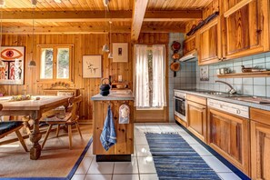 Wasserkocher mit Kaffee-/Teezubehör, Kühlschrank, Mikrowelle, Ofen