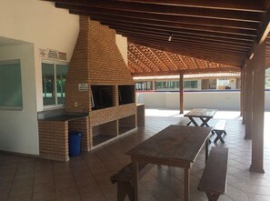 Outdoor dining - Cozy apartment in a prime area of Praia Grande / Ubatuba (Ubatuba)