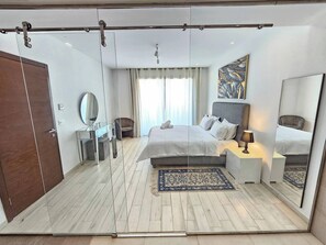 4 slaapkamers, een strijkplank/strijkijzer, internet, beddengoed