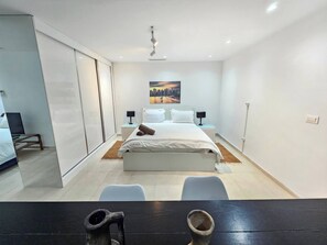 4 slaapkamers, een strijkplank/strijkijzer, internet, beddengoed