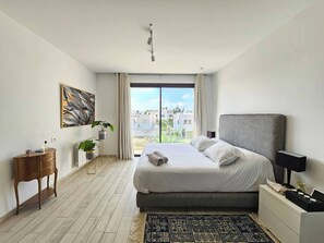 4 slaapkamers, een strijkplank/strijkijzer, internet, beddengoed