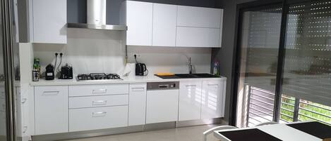 Kylskåp, mikrovågsugn, ugn och spishäll