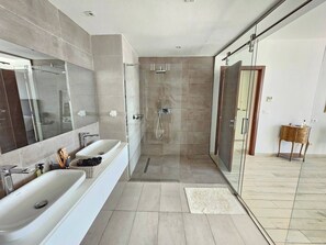 Regadera, amenidades de baño gratuitas, secadora de cabello 