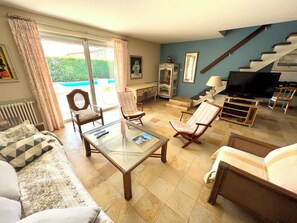 TV, books - Superb Villa Antibes Juan Cannes Heated Pool (Antibes)