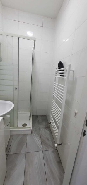 Bathroom - Spacious 5BR Apt 6 to Min Enkplatz (Wien)