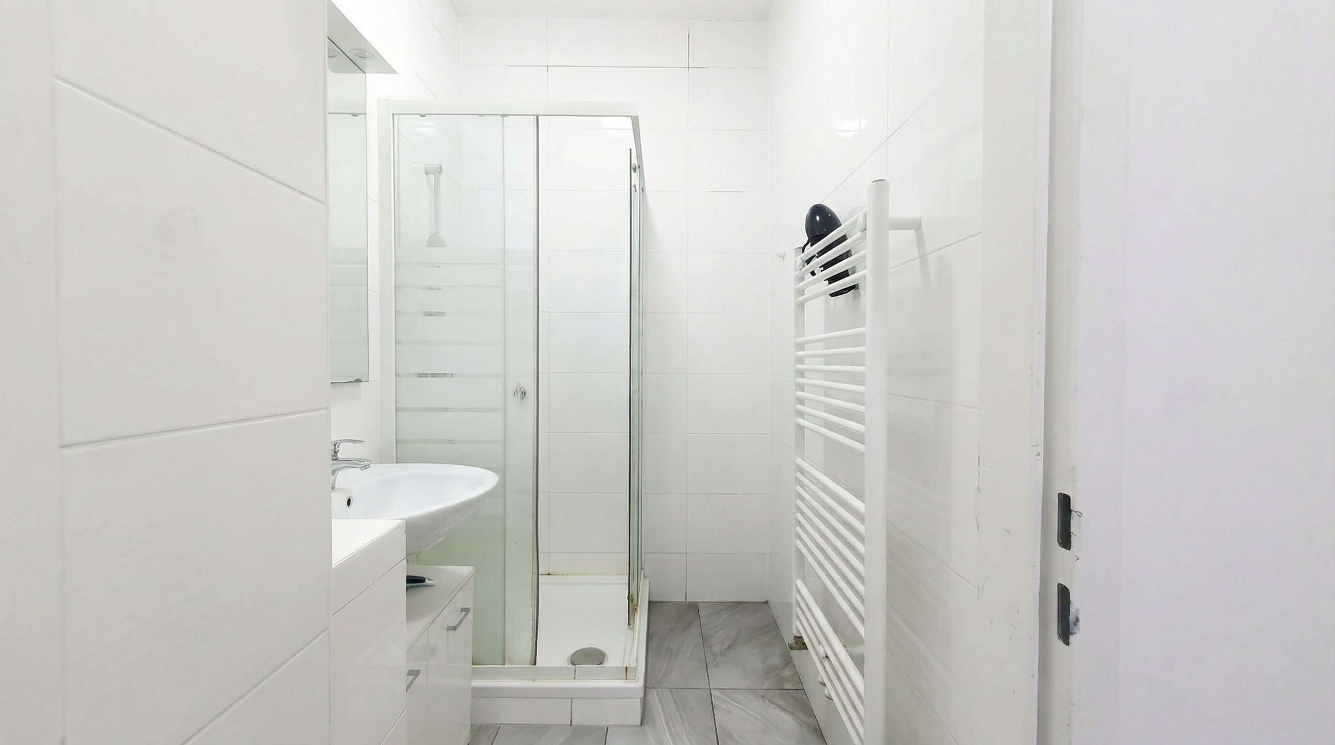 Eenvoudig appartement | Badkamer | Een douche, gratis toiletartikelen, een haardroger, handdoeken