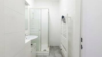 Basic-Apartment | Badezimmer | Dusche, kostenlose Toilettenartikel, Haartrockner, Handtücher