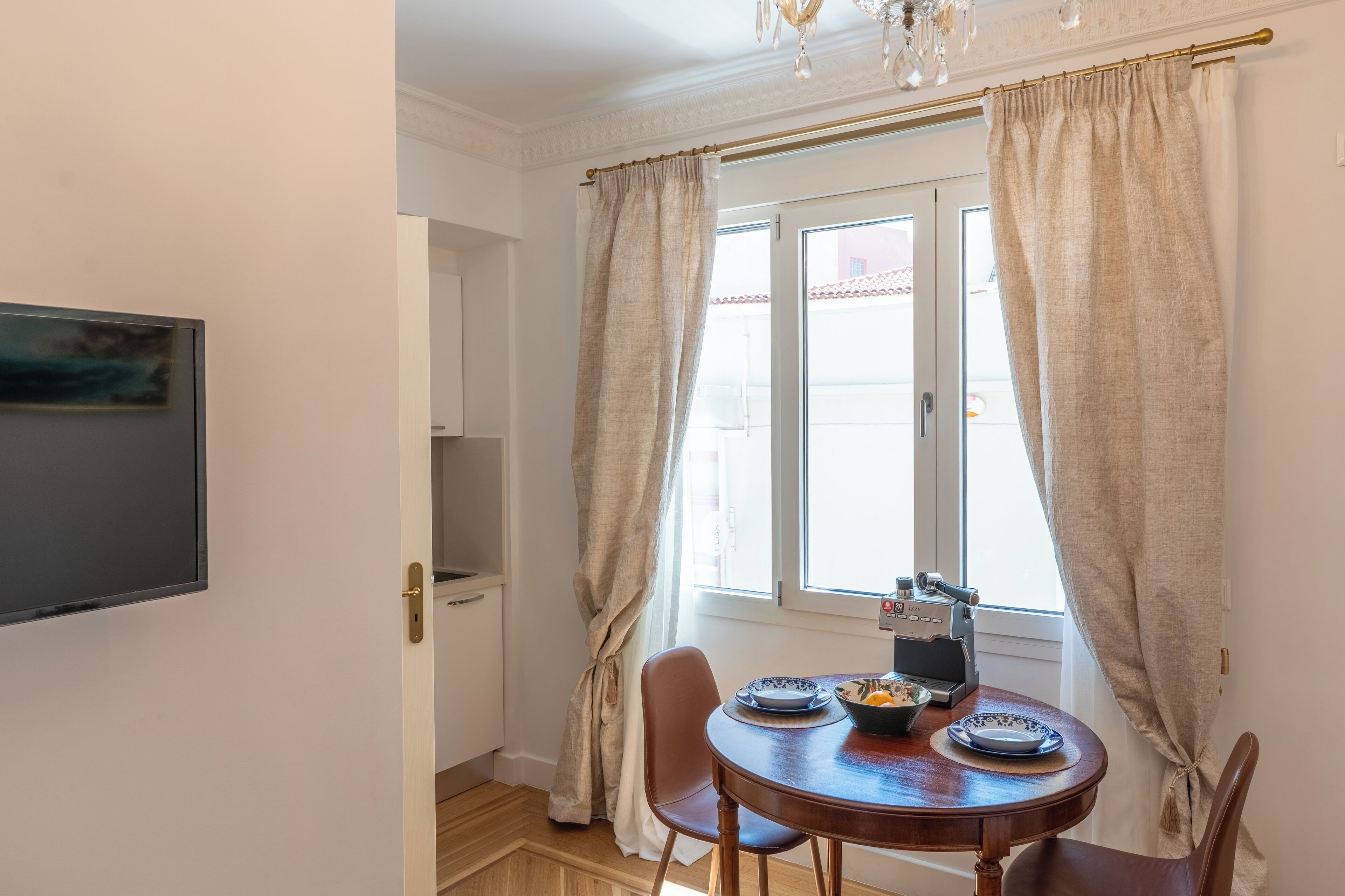 Deluxe Suite, City View | Living area