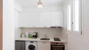 Suite Deluks, balkon, pemandangan kota | Dapur pribadi | Mesin espresso, mesin pembuat kopi/teh, dan ketel listrik