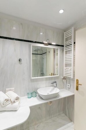 Deluxe Suite, Balcony, City View | Bathroom - Athens Plaka Acropolis Suites (Athina)