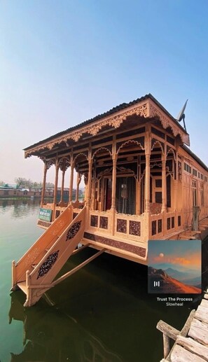 Front of property - Houseboat Newheidi (Srinagar)
