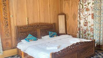 Deluxe Double Room, Lake View | Free WiFi