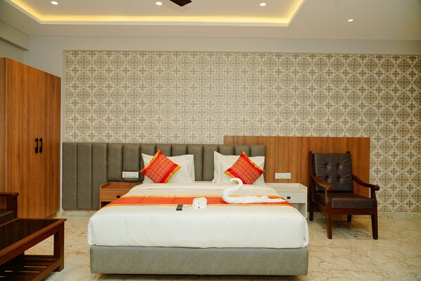 Family Suite, Balcony | In-room safe, desk, laptop workspace