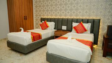 Habitación Deluxe con 1 cama matrimonial o 2 individuales, balcón | Caja de seguridad en la habitación y escritorio