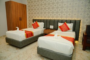 Habitación Deluxe con 1 cama matrimonial o 2 individuales, balcón | Caja de seguridad en la habitación y escritorio 