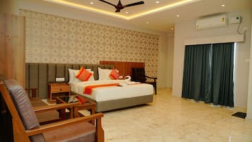 Perhestudio, parveke | Tallelokero huoneessa, työpöytä