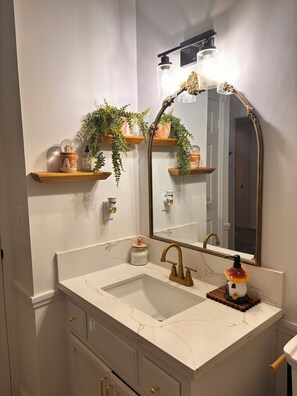 Shower, towels, soap, toilet paper - Welcome to my My Cozy Mushroom cottage ! (Big Bear)