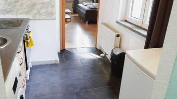 Eenvoudig appartement | Privékeuken | Een koelkast, een microgolfoven, een oven, een kookplaat