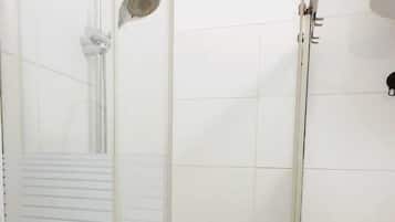 Appartamento Basic | Bagno | Doccia, set di cortesia gratuito, asciugacapelli, asciugamani