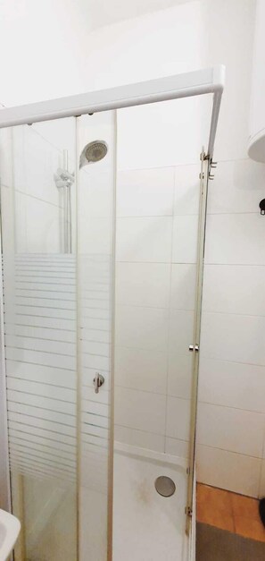 Ducha, artículos de tocador gratuitos, secador de pelo, toallas