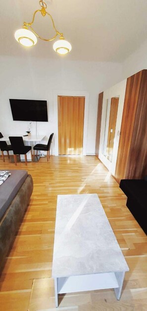 Iron/ironing board, free WiFi - Affordable 2BR Apt Near Enkplatz U3 (Wien)
