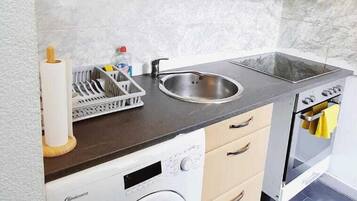 Appartement | Cuisine privée | Réfrigérateur, micro-ondes, four, plaque de cuisson