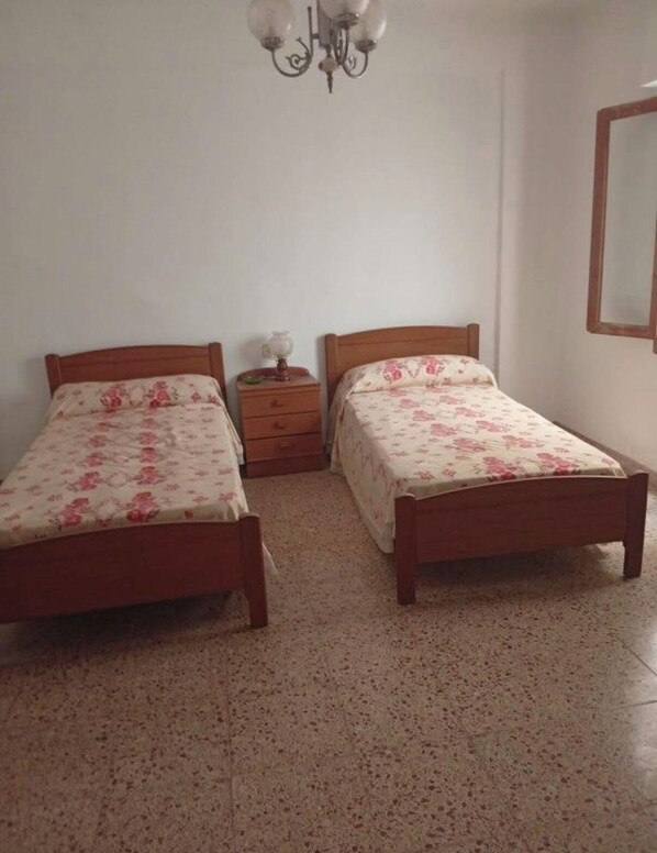 Internet, bed sheets - Excellent apartment within walking distance of downtown and hospital (Santa Rosa)