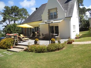Outdoor dining - La Villa de Morgat -a stone's throw from the beach (Crozon)