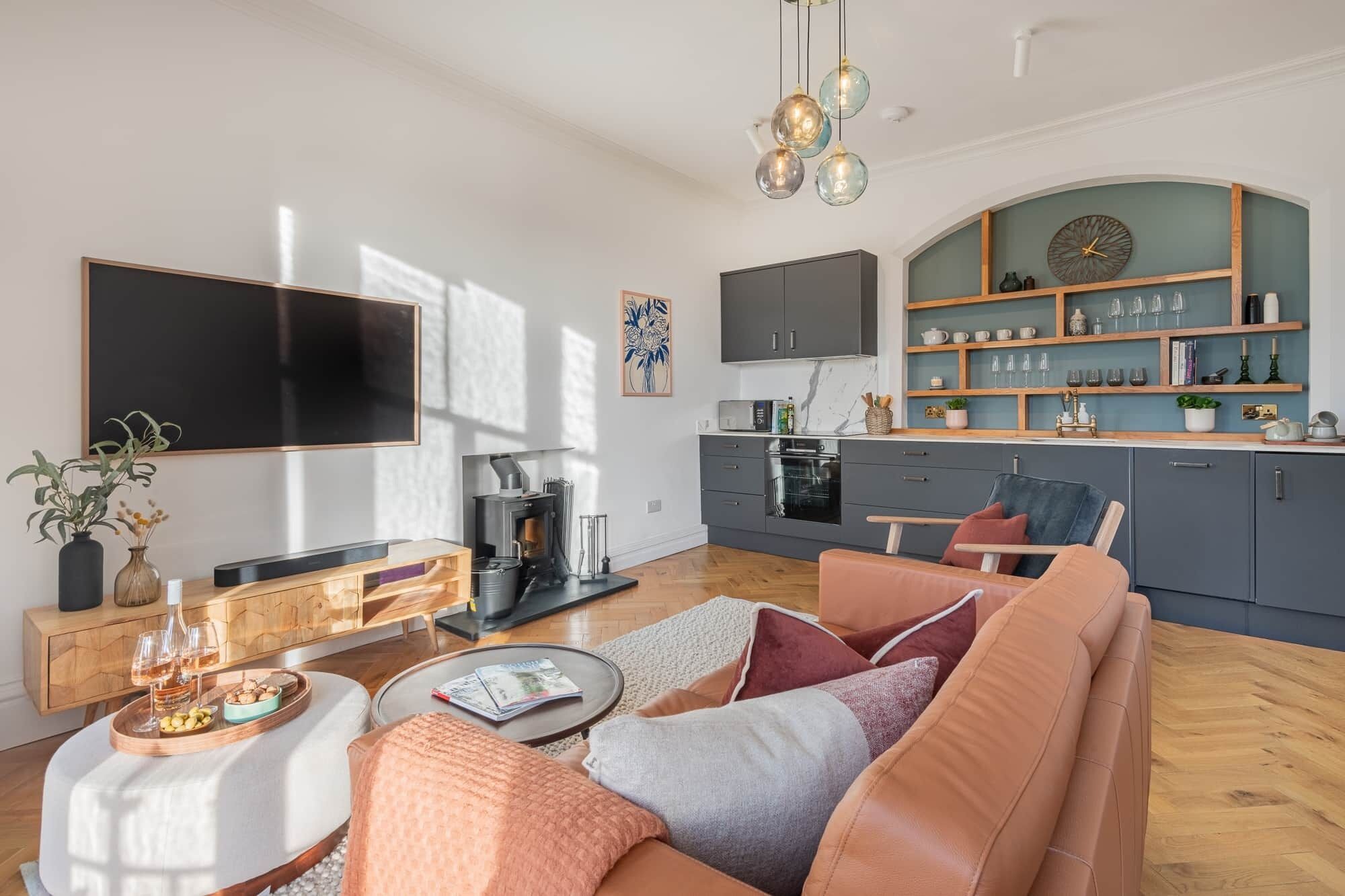 Smart TV y chimenea 