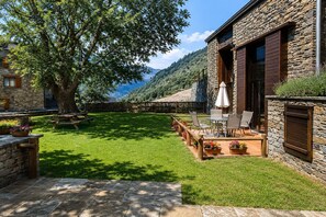 Outdoor dining - Casa La Pica with access to the garden (Àreu)