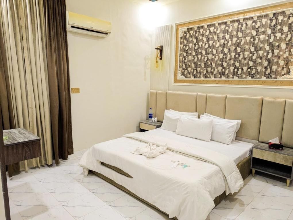 Habitació doble Deluxe, vistes a la ciutat | Habitacions insonoritzades, planxa i posts de planxar i wifi gratuïta 