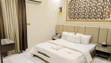 Deluxe Double Room, City View | Soundproofing, iron/ironing board, free WiFi