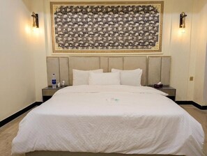 Kahden hengen deluxe-huone, kaupunkinäköala | Äänieristys, silitysrauta/-lauta, ilmainen Wi-Fi