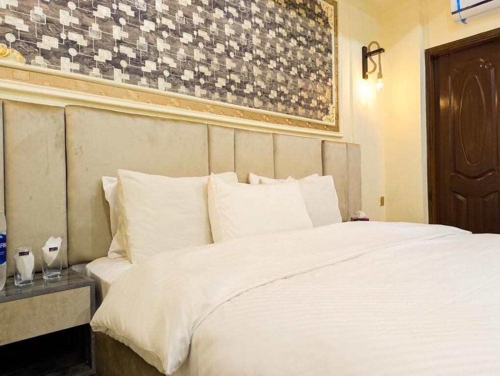 Habitación Deluxe doble, vistas a la ciudad | Sistema de insonorización, tabla de planchar con plancha, wifi gratis