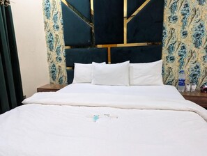 Kahden hengen deluxe-huone, kaupunkinäköala | Äänieristys, silitysrauta/-lauta, ilmainen Wi-Fi