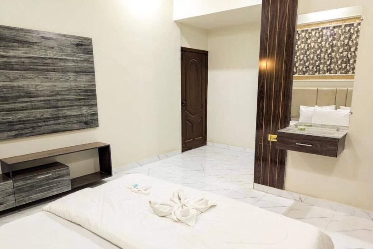 Kahden hengen deluxe-huone, kaupunkinäköala | Äänieristys, silitysrauta/-lauta, ilmainen Wi-Fi