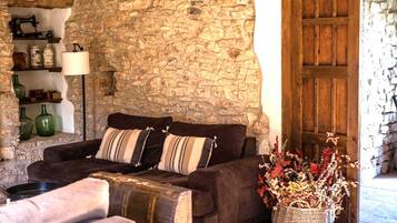 Een smart-tv en een open haard