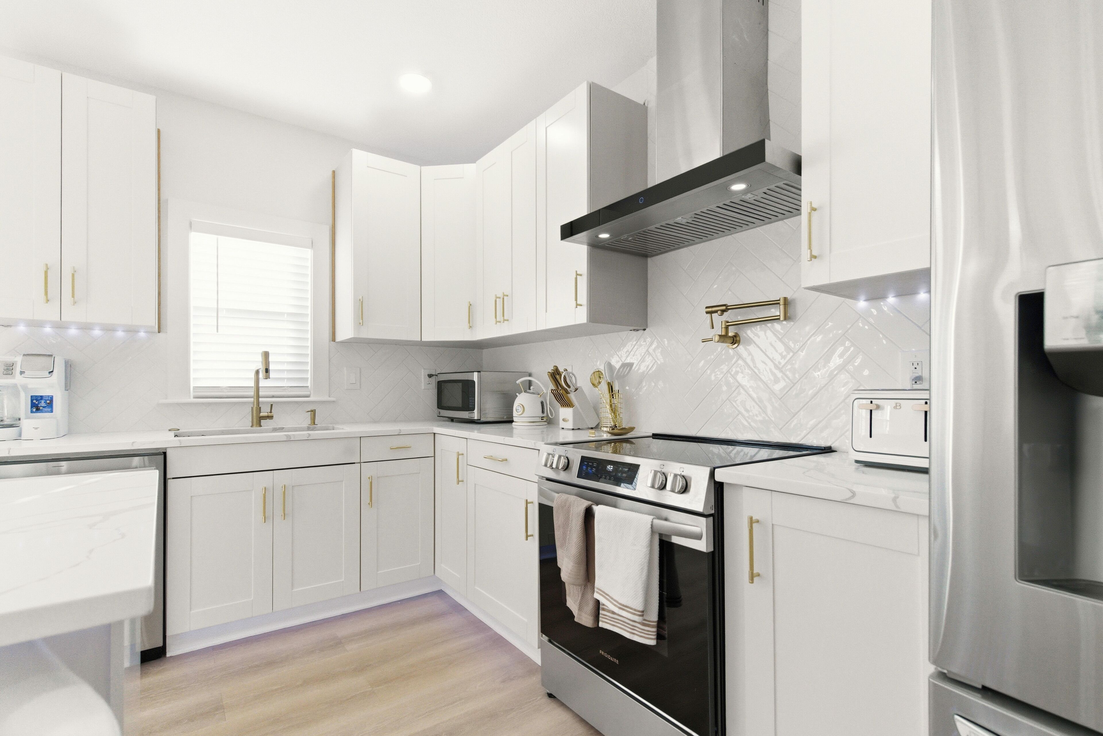 Kühlschrank, Mikrowelle, Ofen, Herdplatte