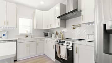 Frigorifero, microonde, forno, piano cottura