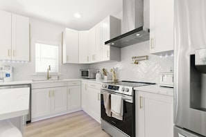 Kühlschrank, Mikrowelle, Ofen, Herdplatte