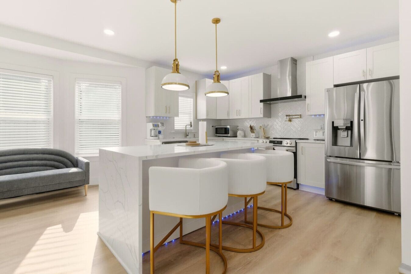 Réfrigérateur, four à micro-ondes, un four, surface de cuisson