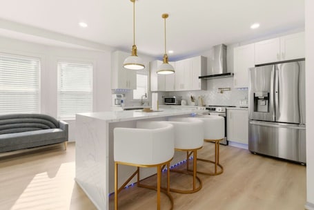 Private kitchen. NEW! Gated, Modern, Clean, 6 bdr, 4 bth, convenient location