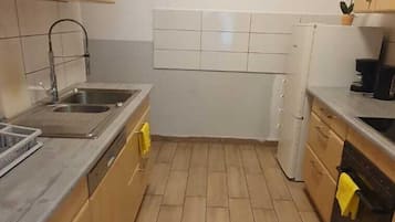 Appartement | Cuisine privée | Réfrigérateur, micro-ondes, four, plaque de cuisson