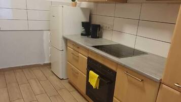 Eenvoudig appartement | Privékeuken | Een koelkast, een magnetron, een oven, een kookplaat