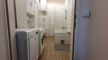 Basic Apartment | Bathroom